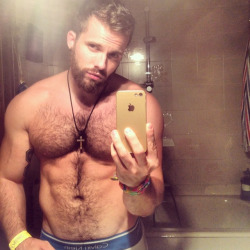 thick-sexy-muscle:  hairy bathroom selfie 