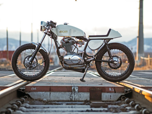 caferacermotorcyclestyle:  York St Moto Ducati 350 Widecase http://ift.tt/20rDn9w http://ift.tt/1lcaNGn