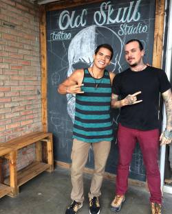 Con el pana @pabloadrenaline de visita! En @oldskull.tattoo haces