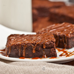 phoods:  (via Dark Chocolate Fudge Brownies with Salted Caramel