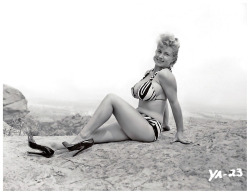 burleskateer:Virginia Bell       ..soaks up some sunshine!