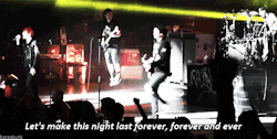 absentandfalling:  thisisnotryanross:  Gerard Way singing “First