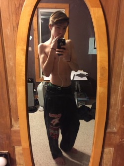 sagginboys:  Showing those AE boxers above the sweatpants