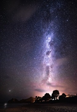 amazinglybeautifulphotography:Space glitter in Hahei New Zealand.