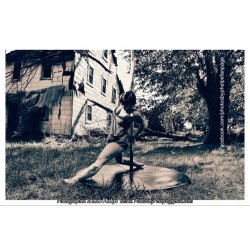 @photosbyphelps featuring Pink pixie @pinkpixies7 here she is striking pose on her portable pole in front of this abandon house  #pole #poledancer #beauty #tattoo #booty #3way #honormycurves #effyourbeautystandards #baltimore #baltimorephotographer #photo