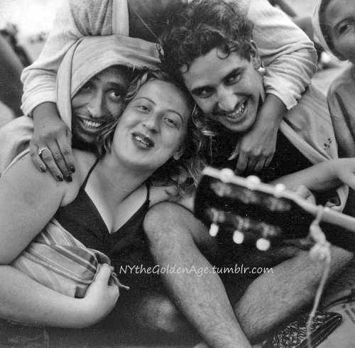 newyorkthegoldenage:  Friends at the beach in Coney Island, 1947.Photo: Sid