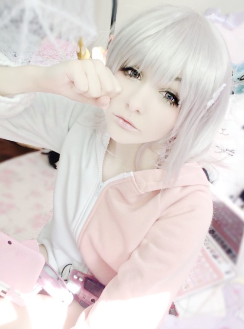 eikkibunny: â€œHm, how should I put it? I like it, but gaming is my life. Or maybe life is just a game?â€ Chiaki Nanami costest~ wig and lenses from uniqso! Use my code â€œeikkibunnyâ€ for a discount ! Review soon~ 