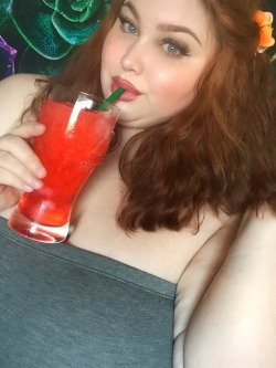 mamahorker:  Strawberry Lemonade Vodka & soda! Yum! 🍓🥒🍸