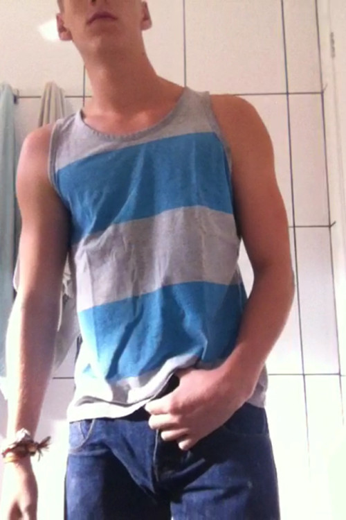 flaitesricosyenpelota:  2sthboiz:  SEXY HOT YUNGIN AND HIS FRESH SHAVED COCK N BALLS  rico rico, que deseos de estar ahi con el :D