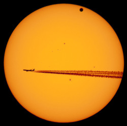 wzu: Venus, the sun, and an airplane.