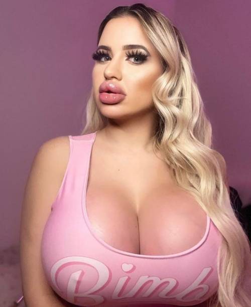 crashlovesbimbos:  realwomengetplasticsurgery:Huge fake cleavage