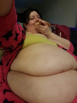 stunningsarahreign:  Just your big fat baby eating pizza n things