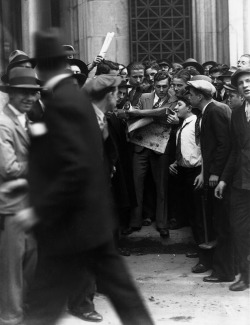 historicaltimes:  Crowd reads latest news outside the entrance