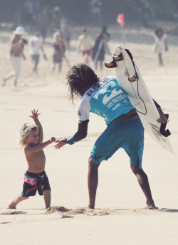 highenoughtoseethesea:  Rob gets some love from a grom on the