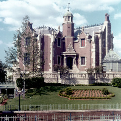 gameraboy:  Vintage Disney World Haunted Mansion souvenir slides.