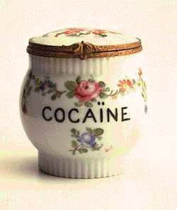 sixpenceee:  The above are antique cocaine dishes. Cocaine was legal in the US until 1914. (Source) 