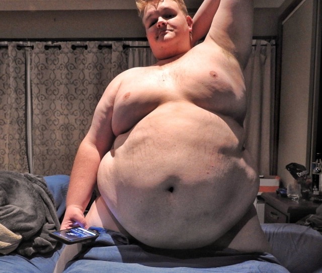 lunarthegainer:Young man with big fat guts 