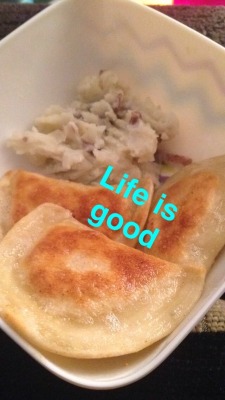 thankyou-bassgoddess:  Comfort food <3 Mashed potatoes and