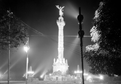 cazadordementes:  Imagen nocturna de la Columna de la Independencia.