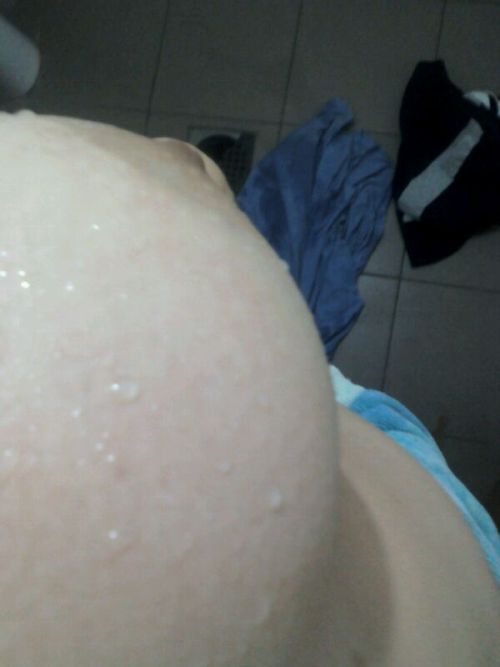 Estas son las tetas de una amiga.Mela, aunque es poco lo que se ve, puedo decir que tienes una amiga muy interesante. ¿No has pensado hacerte un tumblr propio? Estoy seguro que muchos te seguirían, yo el primero. 