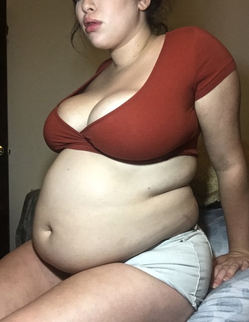sb131:My big stuffed tum last night before bed, sometimes the tight outfits get too tight and I just feel the need to take them off 