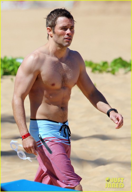 hottilicious:  James Marsden shirtless at the beach  