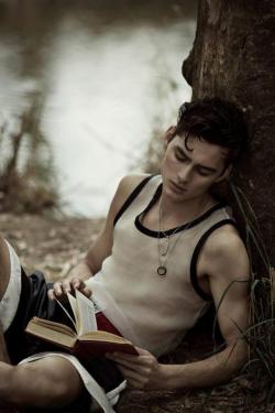 ladnkilt:  THE HANDSOME READING MALE… THE BEAUTY OF A SEXY