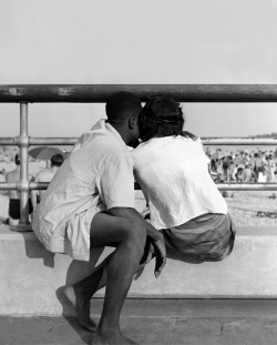 2000-lightyearsfromhome:   Orchard Beach, New York, 1946   //