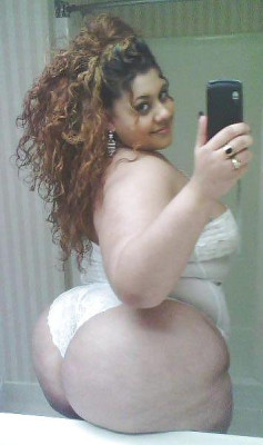 vinny2007:  bbwbounty:  planet-airsign:  Big booty  Big ole booty  She’s ready to sit her bare rump on my face.