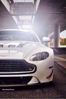 @sonautosporno #car #white #astonmartin