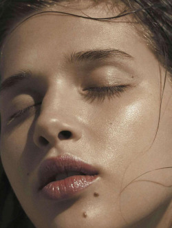 momongamon:  Anais Pouliot by Hannah Khymych 