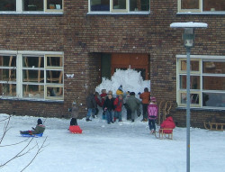 stunningpicture:  Kids work together to create eternal recess