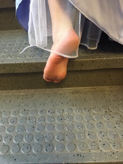 chuckelarms:  Mmm… Her sexy soles, begging for worship! ♥️😍