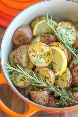 foodffs:  LEMON ROSEMARY ROASTED POTATOES Really nice recipes.