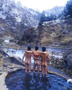 soakingspirit: allisonkoo Three humans at #snowmonkey #onsen