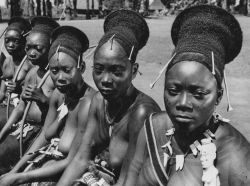 kemetic-dreams:Mangbetu woman with elongated skulls and traditional