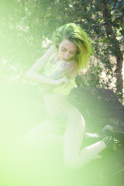 “Neon Blonde”! A @zivity set from Theresa Manchester 