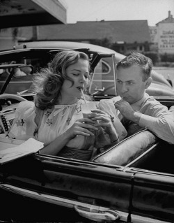 fuckyeahvintage-retro:  A couple at a drive-in for cold drinks.