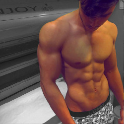 sixpackde:  https://www.tumblr.com/blog/sixpackde