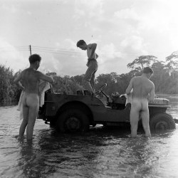 ex-frat-man: U.S. Army soldiers bathing int he field.