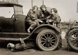 kittyinva:   Kittyinva: 1927 photo of girls working on a car: