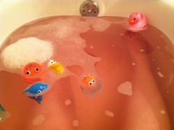 bearbears-little-princess:  Papa bought a bath bomb for me and..