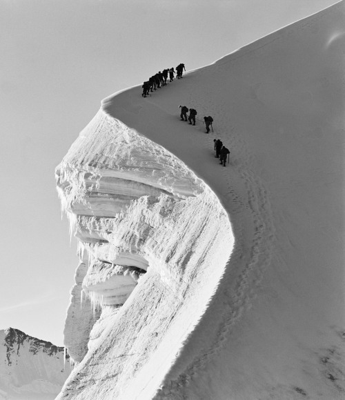 pg-mag:  Rope team on the Bianco ridge, Grisons, Photo by Ernst