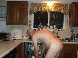 ortis354:  regguyfun:  iwant2getnakedwithu:  Bottoms up! Big