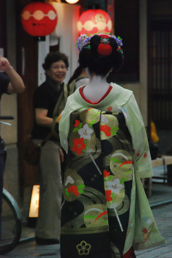 geisha-kai:  Maiko Mamemaru by Hanif Fauzi on Flickr her obi