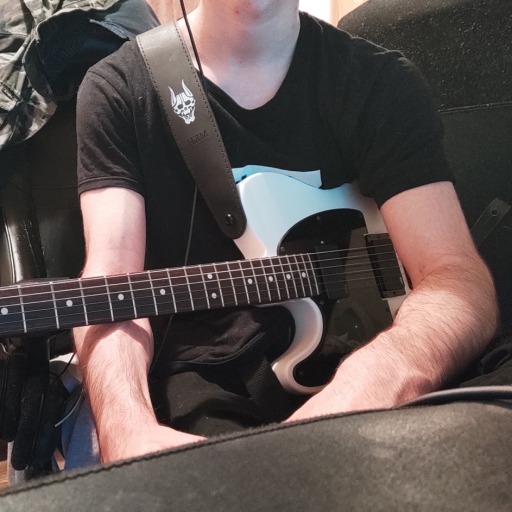 backtothewalll: i am sleepy and wanna kiss someone for a little