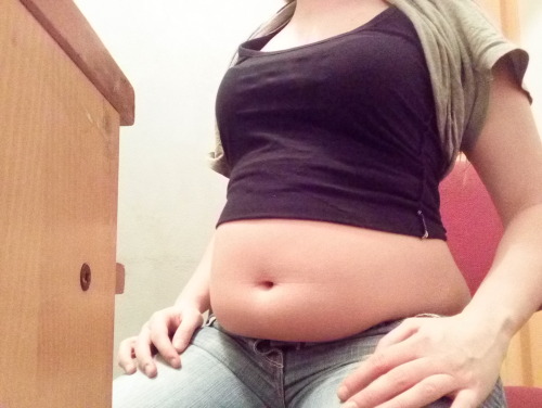 morefatbelly:  Tonight after dinner I ate a delicious tiramisu cake, a tube of whipped cream and drank two liters of water: the first photos showing my tummy before eaten with the remainder during my “little snack”.Latest photos, those without jeans,