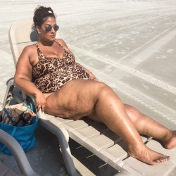 xoxoxomona69:  This fatty bout to get her tan on 🙌🏾 (at