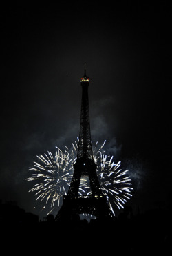 parisbeautiful:  Tour Eiffel et feu d’artifice 2011. by XavierParis