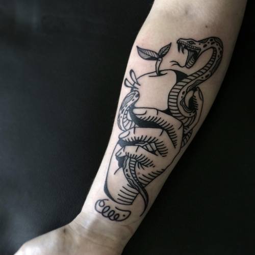 iainsellar:  Did this the other day at The Black Lodge, thanks Sal!  #iainsellar @theblacklodge #theblacklodge #handtattoo #appletattoo #snaketattoo #blackworkers #blackworkersubmissions #btattooing #taot #blxckink #longfox 